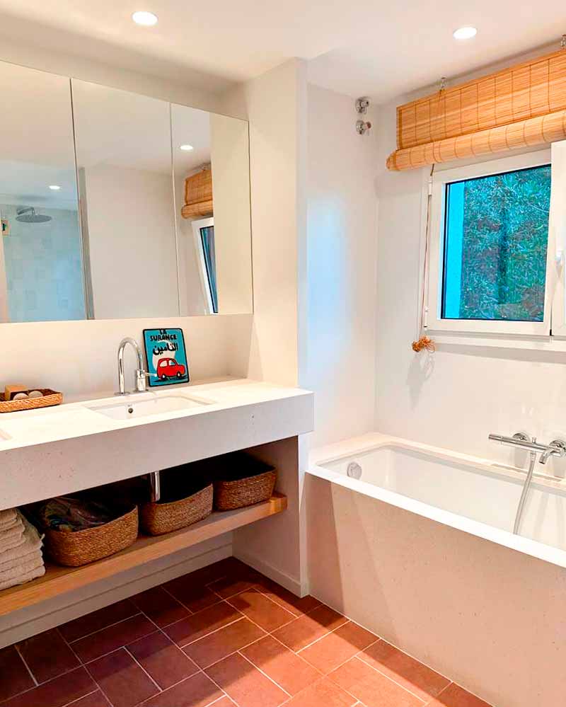 reforma-de-baños-en-barcelona-blanco-madera-brick reforma-de-baños-en-barcelona-blanco-madera-brick