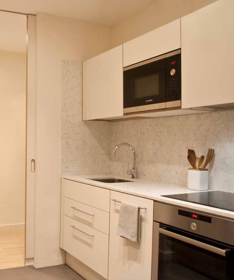 reformas-de-cocina-pequeña-en-barcelona-blanco-brick reformas-de-cocina-pequeña-en-barcelona-blanco-brick